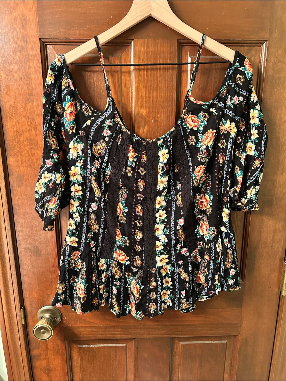 GYPSIES & MOONDUST Cute off shoulder floral Boho top. Size L